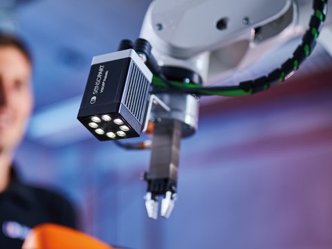Vision-Sensor für Robotik für zielgenaues Aufnehmen und Positionieren von Objekten